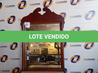 LOTE 047 - 01 ESPELHO COM MOLDURA DE MADEIRA (MIRROR). (NO ESTADO EM QUE SE ENCONTRA. SUJEITO A AVARIAS OCULTAS/VISÍVEIS.) AV9632C