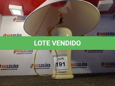 LOTE 191 - 01 ABAJUR COM BASE DE PORCELANA E CÚPULA. (LAMP). (NO ESTADO EM QUE SE ENCONTRA. SUJEITO A AVARIAS OCULTAS/VISÍVEIS.) AV9379U