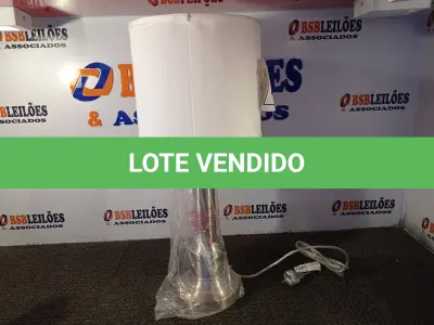 LOTE 233 - 01 ABAJUR COM CÚPULA BASE CROMADA (LAMP). (NO ESTADO EM QUE SE ENCONTRA. SUJEITO A AVARIAS OCULTAS/VISÍVEIS.) BJ6893U