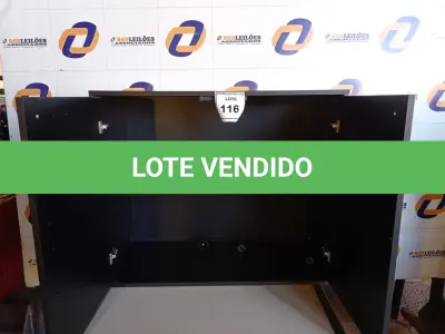 LOTE 116 - 01 ARMÁRIO EM MADEIRA 02 PORTAS (CABINET). (NO ESTADO EM QUE SE ENCONTRA. SUJEITO A AVARIAS OCULTAS/VISÍVEIS.) 0000055