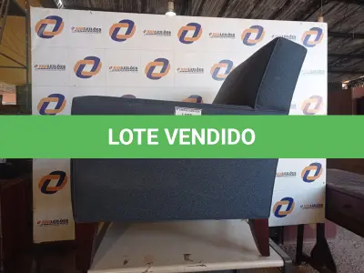 LOTE 226 - 01 POLTRONA AZUL (ARMCHAIR). (NO ESTADO EM QUE SE ENCONTRA. SUJEITO A AVARIAS OCULTAS/VISÍVEIS.) 0000058