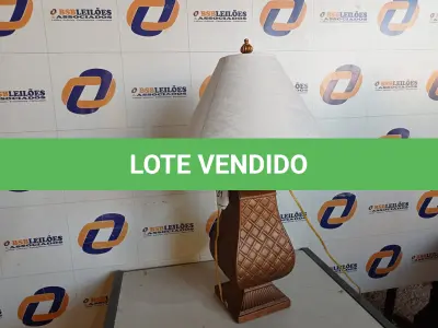 LOTE 131 - 01 ABAJUR DE MESA BASE CROMADA COM LÂMPADA BIVOLT (LAMP).  (NO ESTADO EM QUE SE ENCONTRA. SUJEITO A AVARIAS OCULTAS/VISÍVEIS.) BF8517N