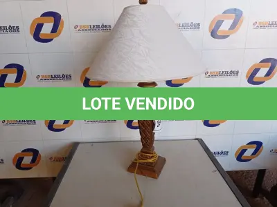 LOTE 234 - 01 ABAJUR COM CÚPULA (LAMP). (NO ESTADO EM QUE SE ENCONTRA. SUJEITO A AVARIAS OCULTAS/VISÍVEIS.) AV9801V