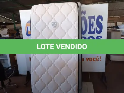 LOTE 080 - 01 COLCHÃO DE SOLTEIRO COM BASE (TWIN BED (MATTRESS+BOX). (NO ESTADO EM QUE SE ENCONTRA. SUJEITO A AVARIAS OCULTAS/VISÍVEIS.) (NO ESTADO EM QUE SE ENCONTRA. SUJEITO A AVARIAS OCULTAS/VISÍVEIS.) AU1873V, BASE SEM TAG