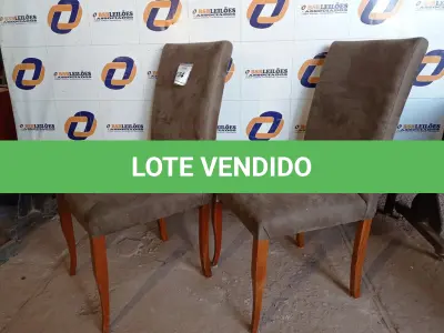 LOTE 134 - 02 CADEIRA EM MADEIRA COM TECIDO EM CAMURÇA (CHAIR). (NO ESTADO EM QUE SE ENCONTRA. SUJEITO A AVARIAS OCULTAS/VISÍVEIS.) AV9325R, BF8525P