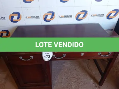 LOTE 172 - 01 MESA EM MADEIRA COM 2 GAVETAS (OFFICE TABLE). (NO ESTADO EM QUE SE ENCONTRA. SUJEITO A AVARIAS OCULTAS/VISÍVEIS.) BF8636T