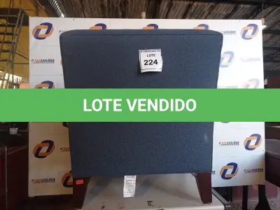 LOTE 224 - 01 POLTRONA AZUL (ARMCHAIR). (NO ESTADO EM QUE SE ENCONTRA. SUJEITO A AVARIAS OCULTAS/VISÍVEIS.) 0000058