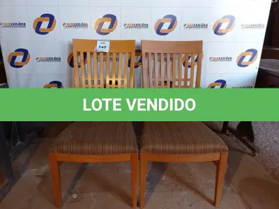 LOTE 142 - 02 CADEIRAS EM MADEIRA (CHAIR). (NO ESTADO EM QUE SE ENCONTRA. SUJEITO A AVARIAS OCULTAS/VISÍVEIS.) BF8529C, BF8529B