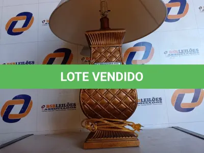 LOTE 231 - 01 ABAJUR COM CÚPULA (LAMP). (NO ESTADO EM QUE SE ENCONTRA. SUJEITO A AVARIAS OCULTAS/VISÍVEIS.) (NO ESTADO EM QUE SE ENCONTRA. SUJEITO A AVARIAS OCULTAS/VISÍVEIS.) AV9794A