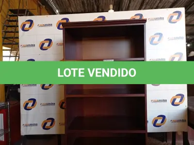 LOTE 229 - 01 ESTANTE EM MADEIRA COM 2 PRATELEIRAS (CABINET). (NO ESTADO EM QUE SE ENCONTRA. SUJEITO A AVARIAS OCULTAS/VISÍVEIS.) 0000068