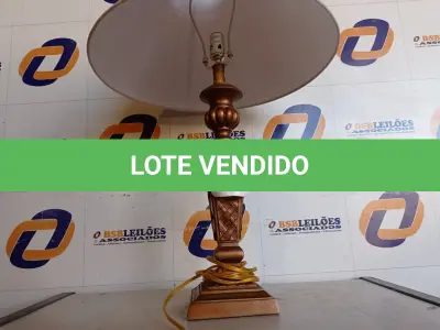 LOTE 234 - 01 ABAJUR COM CÚPULA (LAMP). (NO ESTADO EM QUE SE ENCONTRA. SUJEITO A AVARIAS OCULTAS/VISÍVEIS.) AV9801V
