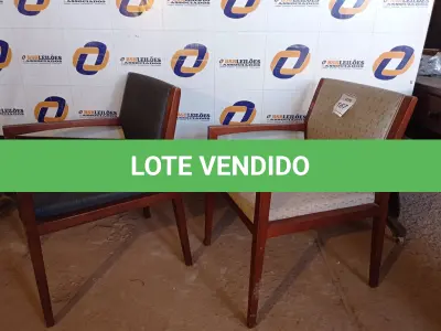 LOTE 167 - 02 CADEIRAS EM MADEIRA ESTOFADAS (CHAIRS). (NO ESTADO EM QUE SE ENCONTRA. SUJEITO A AVARIAS OCULTAS/VISÍVEIS.)0000074 ,0000066