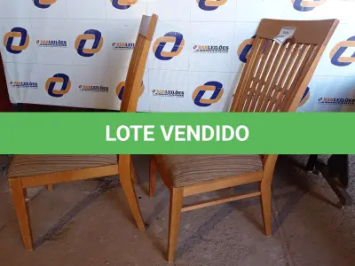 LOTE 204 - 02 CADEIRAS EM MADEIRA ESTOFADAS (CHAIR). (NO ESTADO EM QUE SE ENCONTRA. SUJEITO A AVARIAS OCULTAS/VISÍVEIS.) BF8529D, BF8530G