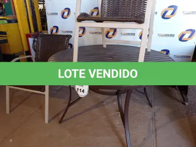 LOTE 114 - 01 MESA COM 02 CADEIRAS EM ALUMÍNIO PARA PISCINA MARCA WINDWARD.) (01 DESK AND 04 SHAIR). (NO ESTADO EM QUE SE ENCONTRA. SUJEITO A AVARIAS OCULTAS/VISÍVEIS.) BH1525F, AV9833F, AV9833D