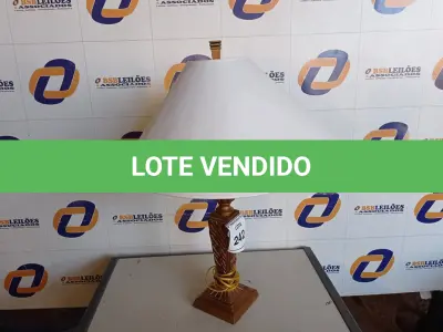 LOTE 242 - 01 ABAJUR COM CÚPULA (LAMP). (NO ESTADO EM QUE SE ENCONTRA. SUJEITO A AVARIAS OCULTAS/VISÍVEIS.) BF8463V