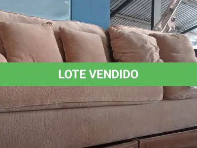 LOTE 052 - 01 SOFÁ 03 LUGARES EM TECIDO COM ACENTO E ENCOSTO REMOVÍVEIS E 04 ALMOFADAS. (NO ESTADO EM QUE SE ENCONTRA. SUJEITO A AVARIAS OCULTAS/VISÍVEIS.) BH1496J