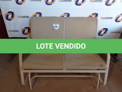 LOTE 106 - 01 CADEIRA DE BALANÇO DE DOIS LUGARES PARA PISCINA (SOFA GARDEN). (NO ESTADO EM QUE SE ENCONTRA. SUJEITO A AVARIAS OCULTAS/VISÍVEIS.) BF8684U