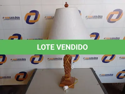 LOTE 239 - 01 ABAJUR COM CÚPULA (LAMP). (NO ESTADO EM QUE SE ENCONTRA. SUJEITO A AVARIAS OCULTAS/VISÍVEIS.) AV9975T