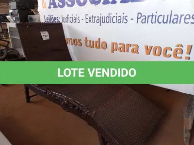 LOTE 254 - 01 ESPREGUIÇADEIRA PARA PISCINA (LOUNGE CHAIRS). (NO ESTADO EM QUE SE ENCONTRA. SUJEITO A AVARIAS OCULTAS/VISÍVEIS.) BH1570X