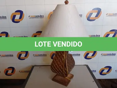 LOTE 241 - 01 ABAJUR COM CÚPULA (LAMP). (NO ESTADO EM QUE SE ENCONTRA. SUJEITO A AVARIAS OCULTAS/VISÍVEIS.) BF8587J