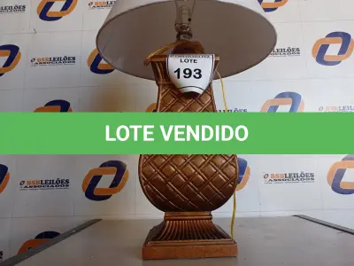 LOTE 193 - 01 ABAJUR COM CÚPULA. (LAMP). (NO ESTADO EM QUE SE ENCONTRA. SUJEITO A AVARIAS OCULTAS/VISÍVEIS.) AV9579R