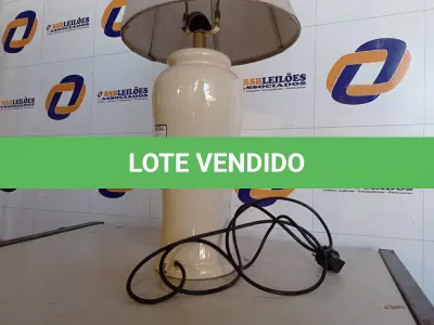 LOTE 076 - 01 ABAJUR COM BASE DE PORCELANA E CÚPULA (LAMP). (NO ESTADO EM QUE SE ENCONTRA. SUJEITO A AVARIAS OCULTAS/VISÍVEIS.) AV9390W