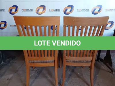 LOTE 142 - 02 CADEIRAS EM MADEIRA (CHAIR). (NO ESTADO EM QUE SE ENCONTRA. SUJEITO A AVARIAS OCULTAS/VISÍVEIS.) BF8529C, BF8529B