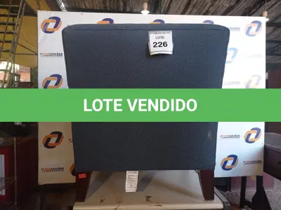 LOTE 226 - 01 POLTRONA AZUL (ARMCHAIR). (NO ESTADO EM QUE SE ENCONTRA. SUJEITO A AVARIAS OCULTAS/VISÍVEIS.) 0000058