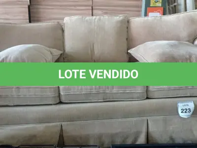 LOTE 223 - 01 SOFÁ 3 LUGARES (SOFÁ). (NO ESTADO EM QUE SE ENCONTRA. SUJEITO A AVARIAS OCULTAS/VISÍVEIS.) AV9934W