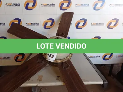 LOTE 152 - 01 VENTILADOR DE TETO COM PALETAS EM MADEIRA MARCA HUNTER) (1 WITH CEILING FANS). (NO ESTADO EM QUE SE ENCONTRA. SUJEITO A AVARIAS OCULTAS/VISÍVEIS.)0000057