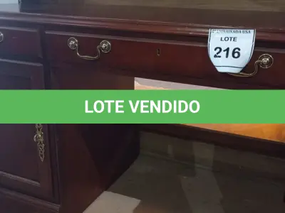 LOTE 216 - 01 MESA EM MADEIRA 2 GAVETAS E 1 PORTA (OFFICE DESK). (NO ESTADO EM QUE SE ENCONTRA. SUJEITO A AVARIAS OCULTAS/VISÍVEIS.) AV9941P