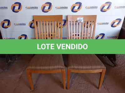 LOTE 204 - 02 CADEIRAS EM MADEIRA ESTOFADAS (CHAIR). (NO ESTADO EM QUE SE ENCONTRA. SUJEITO A AVARIAS OCULTAS/VISÍVEIS.) BF8529D, BF8530G