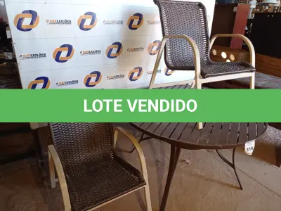 LOTE 114 - 01 MESA COM 02 CADEIRAS EM ALUMÍNIO PARA PISCINA MARCA WINDWARD.) (01 DESK AND 04 SHAIR). (NO ESTADO EM QUE SE ENCONTRA. SUJEITO A AVARIAS OCULTAS/VISÍVEIS.) BH1525F, AV9833F, AV9833D