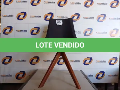 LOTE 102 - 01 CADEIRA COM PÉS EM MADEIRA (OFFICE CHAIR). (NO ESTADO EM QUE SE ENCONTRA. SUJEITO A AVARIAS OCULTAS/VISÍVEIS.)0000076