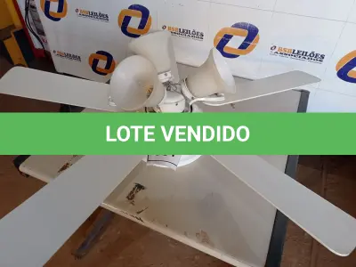 LOTE 061 - 01 VENTILADOR DE TETO COM 05 PALETAS EM MADEIRA NA COR BRANCA SEM MARCA APARENTE COM 03 LÂMPADAS (1WITH CEILING FANS). (NO ESTADO EM QUE SE ENCONTRA. SUJEITO A AVARIAS OCULTAS/VISÍVEIS.)