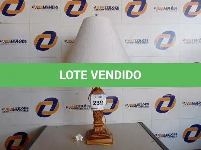 LOTE 239 - 01 ABAJUR COM CÚPULA (LAMP). (NO ESTADO EM QUE SE ENCONTRA. SUJEITO A AVARIAS OCULTAS/VISÍVEIS.) AV9975T