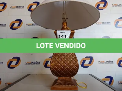 LOTE 141 - 01 ABAJUR COM CÚPULA E 01 ABAJUR COM AVARIAS (LAMP). (NO ESTADO EM QUE SE ENCONTRA. SUJEITO A AVARIAS OCULTAS/VISÍVEIS.) BF8645T, AV9508A