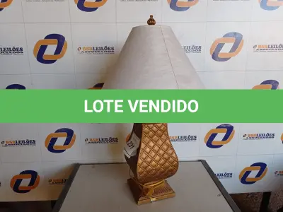 LOTE 231 - 01 ABAJUR COM CÚPULA (LAMP). (NO ESTADO EM QUE SE ENCONTRA. SUJEITO A AVARIAS OCULTAS/VISÍVEIS.) (NO ESTADO EM QUE SE ENCONTRA. SUJEITO A AVARIAS OCULTAS/VISÍVEIS.) AV9794A