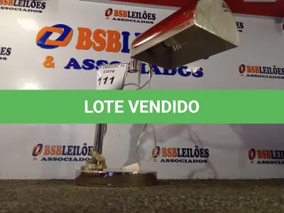 LOTE 111 - 01 ABAJUR DE MESA BASE CROMADA COM LÂMPADA BIVOLT (LAMP). (NO ESTADO EM QUE SE ENCONTRA. SUJEITO A AVARIAS OCULTAS/VISÍVEIS.) AU2247E