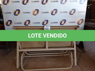 LOTE 123 - 01 CADEIRA DE BALANÇO DE DOIS LUGARES PARA PISCINA (SOFA GARDEN). (NO ESTADO EM QUE SE ENCONTRA. SUJEITO A AVARIAS OCULTAS/VISÍVEIS.) AV9803M