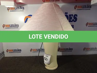 LOTE 181 - 01 ABAJUR COM BASE DE PORCELANA E CÚPULA (LAMP). (NO ESTADO EM QUE SE ENCONTRA. SUJEITO A AVARIAS OCULTAS/VISÍVEIS.) AV9390U