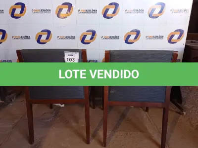 LOTE 103 - 02 CADEIRAS EM MADEIRA COM ESTOFADO CINZA (OFFICE CHAIR).  (NO ESTADO EM QUE SE ENCONTRA. SUJEITO A AVARIAS OCULTAS/VISÍVEIS.)0000074