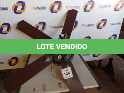 LOTE 124 - 01 VENTILADOR DE TETO COM PALETAS EM MADEIRA (1 WITH CEILING FANS). (NO ESTADO EM QUE SE ENCONTRA. SUJEITO A AVARIAS OCULTAS/VISÍVEIS.) 0000057