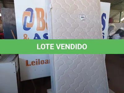 LOTE 282 - 01 COLCHÃO DE SOLTEIRO COM BASE (TWIN BED (MATTRESS+BOX). (NO ESTADO EM QUE SE ENCONTRA. SUJEITO A AVARIAS OCULTAS/VISÍVEIS.) AV9859M - BF8563W