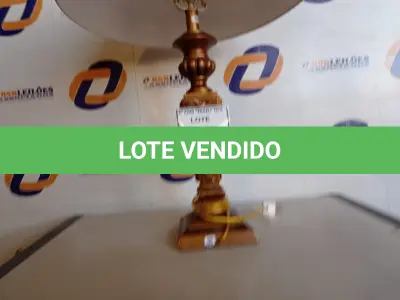LOTE 243 - 01 ABAJUR COM CÚPULA (LAMP). (NO ESTADO EM QUE SE ENCONTRA. SUJEITO A AVARIAS OCULTAS/VISÍVEIS.) BF8640L