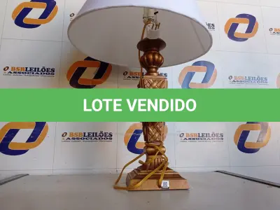 LOTE 091 - 01 ABAJUR COM CÚPULA LAMP. (NO ESTADO EM QUE SE ENCONTRA. SUJEITO A AVARIAS OCULTAS/VISÍVEIS.) AV9650A