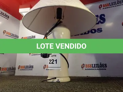 LOTE 221 - 01 ABAJUR COM BASE DE PORCELANA E CÚPULA (LAMP). (NO ESTADO EM QUE SE ENCONTRA. SUJEITO A AVARIAS OCULTAS/VISÍVEIS.) (NO ESTADO EM QUE SE ENCONTRA. SUJEITO A AVARIAS OCULTAS/VISÍVEIS.) AV9506N