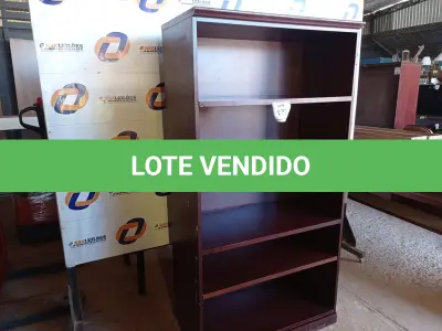 LOTE 177 - 01 ARMÁRIO EM MADEIRA COM 3 PRATELEIRAS (CABINET). (NO ESTADO EM QUE SE ENCONTRA. SUJEITO A AVARIAS OCULTAS/VISÍVEIS.)0000069