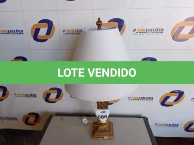 LOTE 086 - 01 ABAJUR COM CÚPULA (LAMP). (NO ESTADO EM QUE SE ENCONTRA. SUJEITO A AVARIAS OCULTAS/VISÍVEIS.) AV9800X