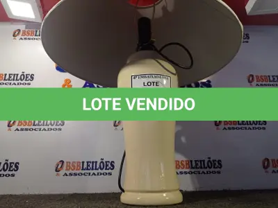 LOTE 211 - 01 ABAJUR COM BASE DE PORCELANA E CÚPULA. (LAMP) (NO ESTADO EM QUE SE ENCONTRA. SUJEITO A AVARIAS OCULTAS/VISÍVEIS.) (NO ESTADO EM QUE SE ENCONTRA. SUJEITO A AVARIAS OCULTAS/VISÍVEIS.) AV9390T